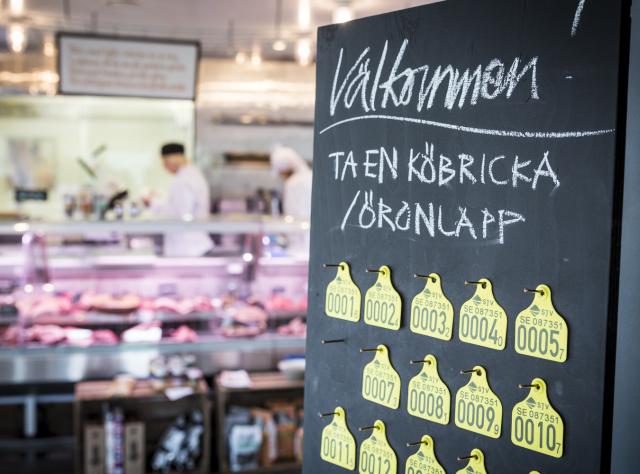 En välkomstskylt står framför köttdisken på Lindegrens köttbutik i Ängelholm