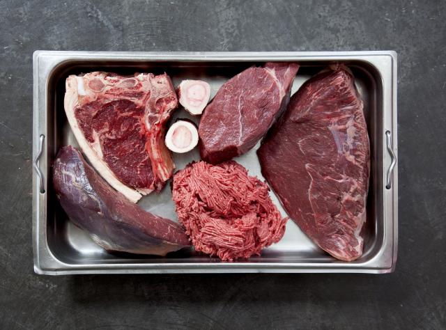 Köttlåda med olika sorter köttstycken från Lindegrens köttbutik