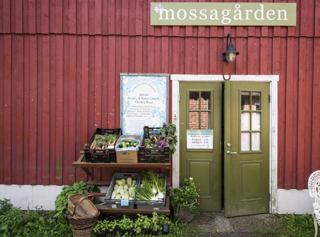 Färska grönsaker utanför Mossagårdens gårdsbutik