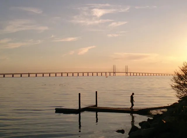 Brygga och vy över Öresundsbron i Skåne