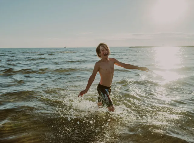 Pojke badar i havet i Skåne