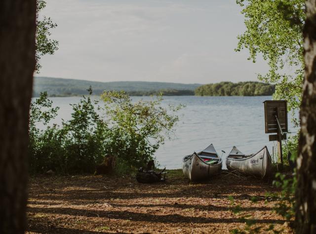 Kanoter från Wetlandi på land vid Ivösjön