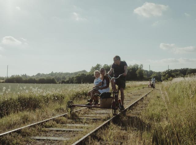 Personer dressincycklar på sommaren i Tomelilla