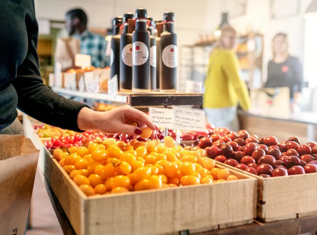 Rote und gelbe Kirschtomaten im "Haus der Tomate", Tomatens Hus.