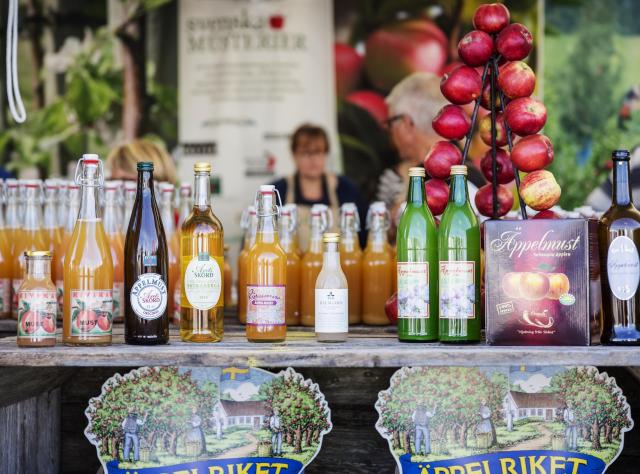 A table with many bottles of apple juice at Apple Kingdom in Kivik