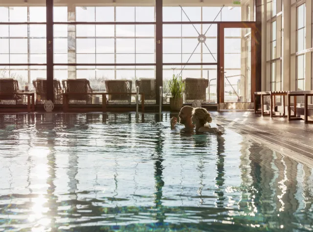 Ein Paar beim Baden in einem entspannenden Wellnesspool.