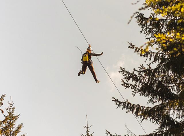 person som åker i en zipline sett underifrån