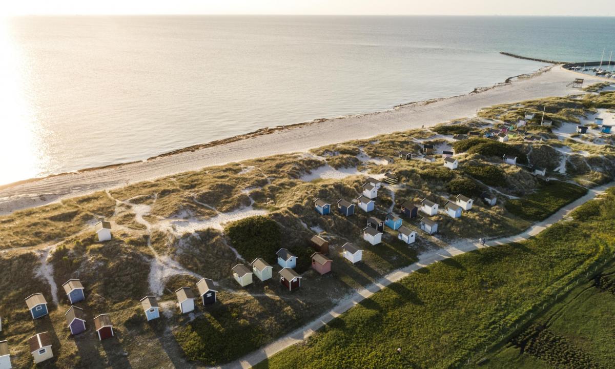 Blick von oben auf die Strandhütten von Skanör bei Sonnenaufgang.