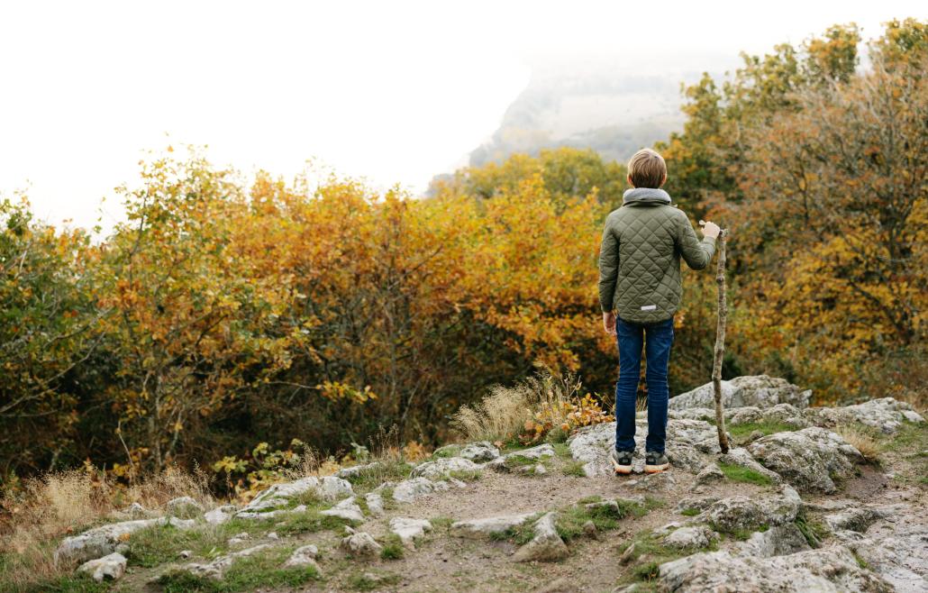 Person zeigt auf eine Karte